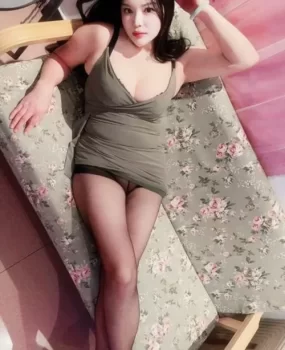 二七区翘屁股甜妹